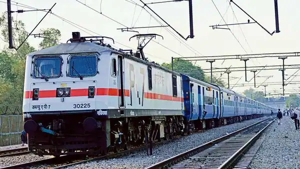 Railway Passenger: Good News! Girls traveling alone in trains get this discount from Railways