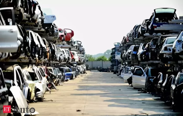 Old Vehicles Ban: Old vehicles are being seized in Delhi from today, petrol pumps are being monitored through cameras